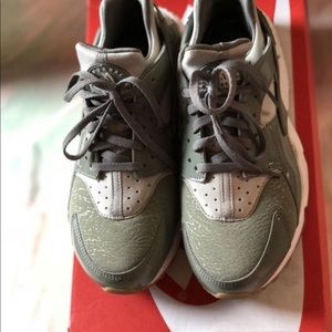 Women’s Nike Huaraches Sz 7.5